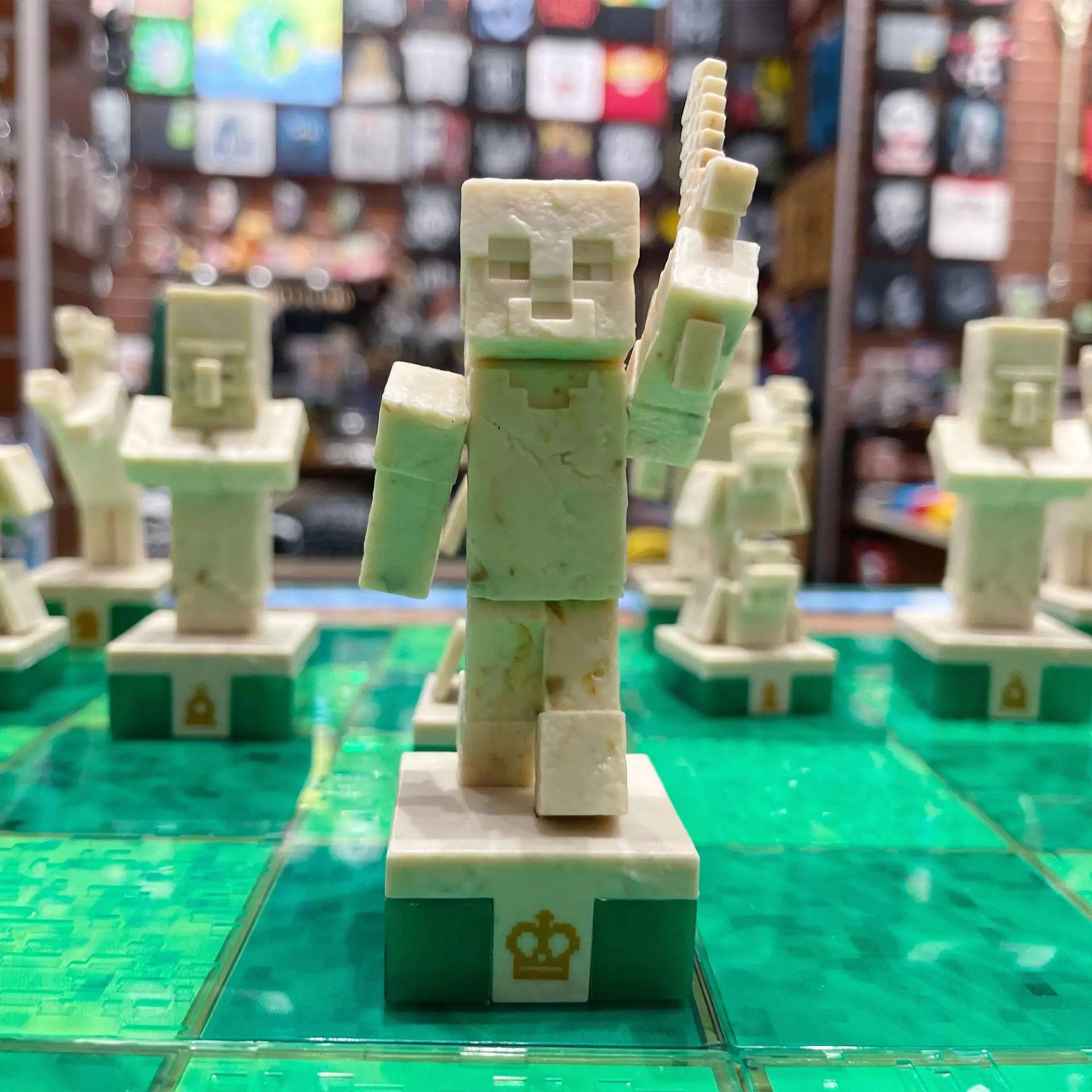 Version haut de gamme du jeu d’échecs Minecraft, avec finitions soignées et pièces détaillées.