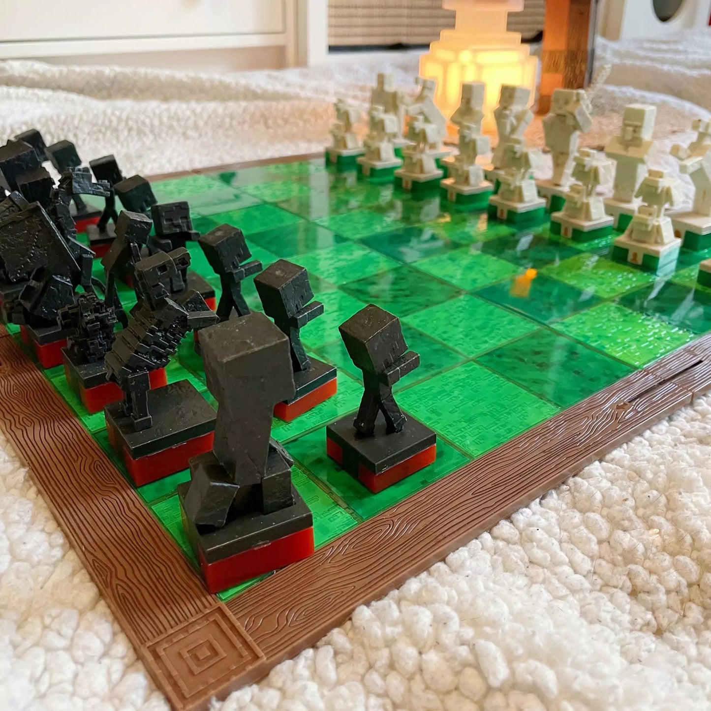 Découvrez le jeu d’échecs Minecraft avec un échiquier unique qui rassemble les personnages de Minecraft, idéal pour les fans de construction et de stratégie.