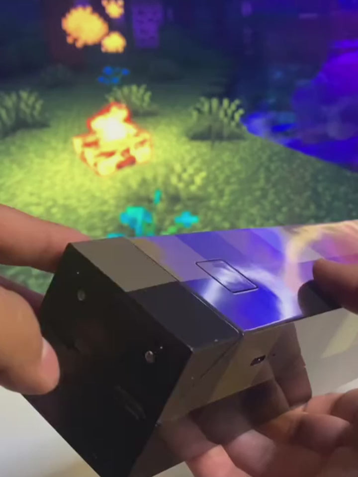 torche Minecraft lumineuse LED multicolore (4 couleurs). Présentation murale réaliste de la lampe torche pixelisée à accrocher au mur.