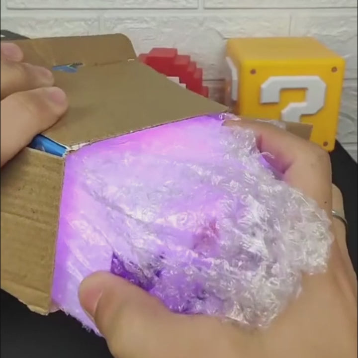 Lampe axolotl Minecraft lumineuse LED. Présentation réaliste de l’objet déco pixelisé à collectionner pour fans et enfants.