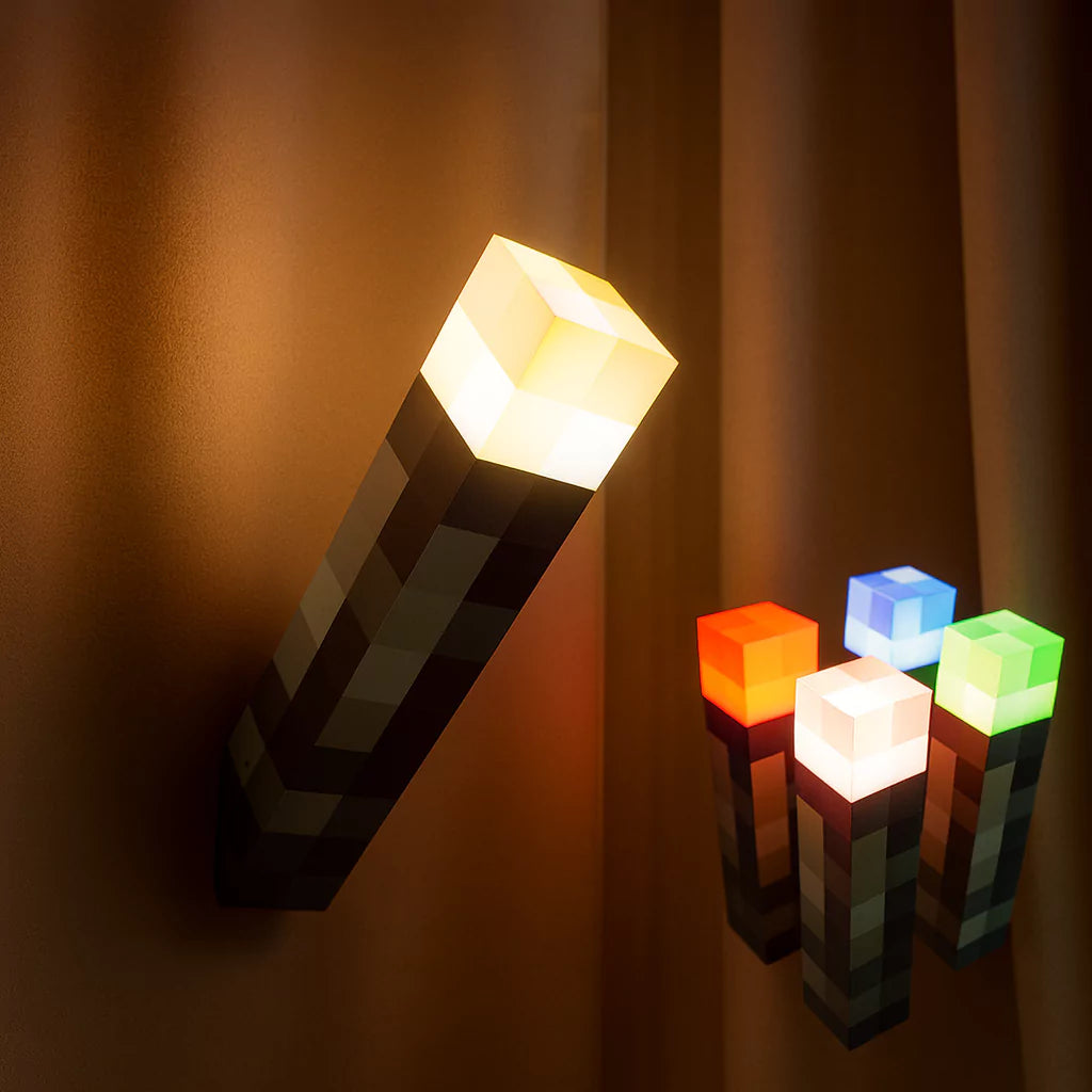 Lampe torche Minecraft lumineuse LED multicolore. Un accessoire déco unique pour gamers et fans, disponible chez SmartMagnet.